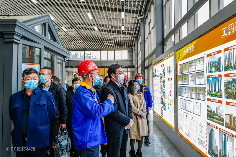 施波：貴州省工商聯(lián)副主席   徐紅：貴陽(yáng)市委常委、市委統(tǒng)戰(zhàn)部部長(zhǎng)