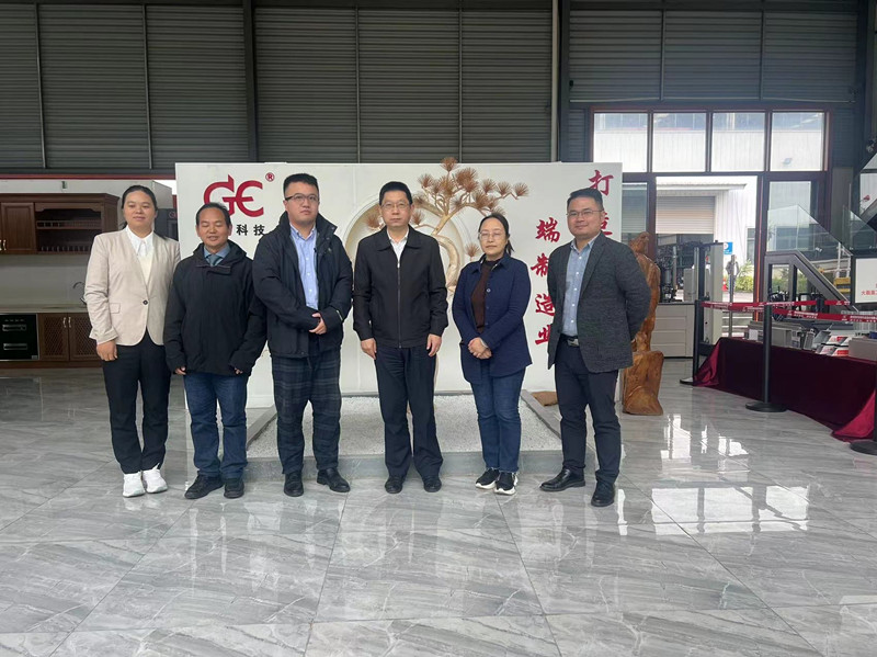 彭劍鳴：貴州省人民檢察院副檢察長、檢察委員會委員、致公黨貴州省委會副主委