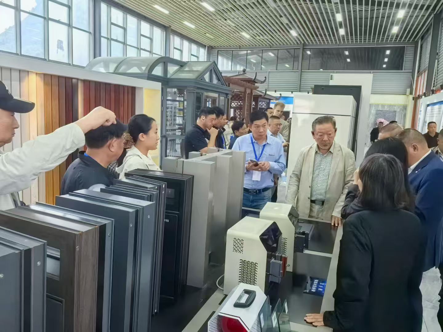 僑連五洲·聚力貴州——10月15日，貴州省僑聯(lián)黨組書(shū)記，主席李立、貴州省僑聯(lián)副主席楊黔生帶隊(duì)，200家海外僑胞企業(yè)家到貴州貴材考察指導(dǎo)